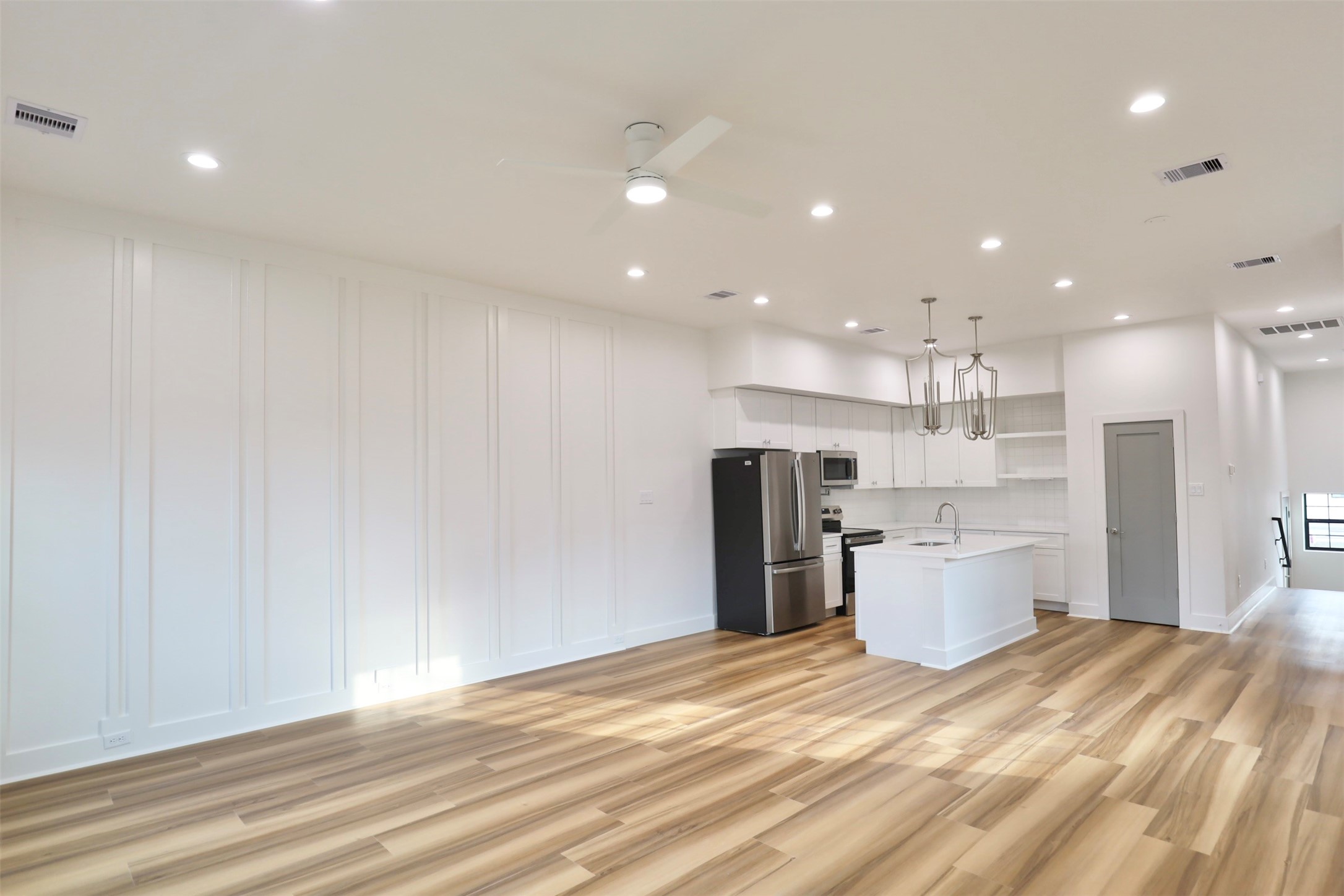 421 East 41st Street Houston, TX 77022 - Photo 14 of 32 a view of a kitchen and refrigerator in a room