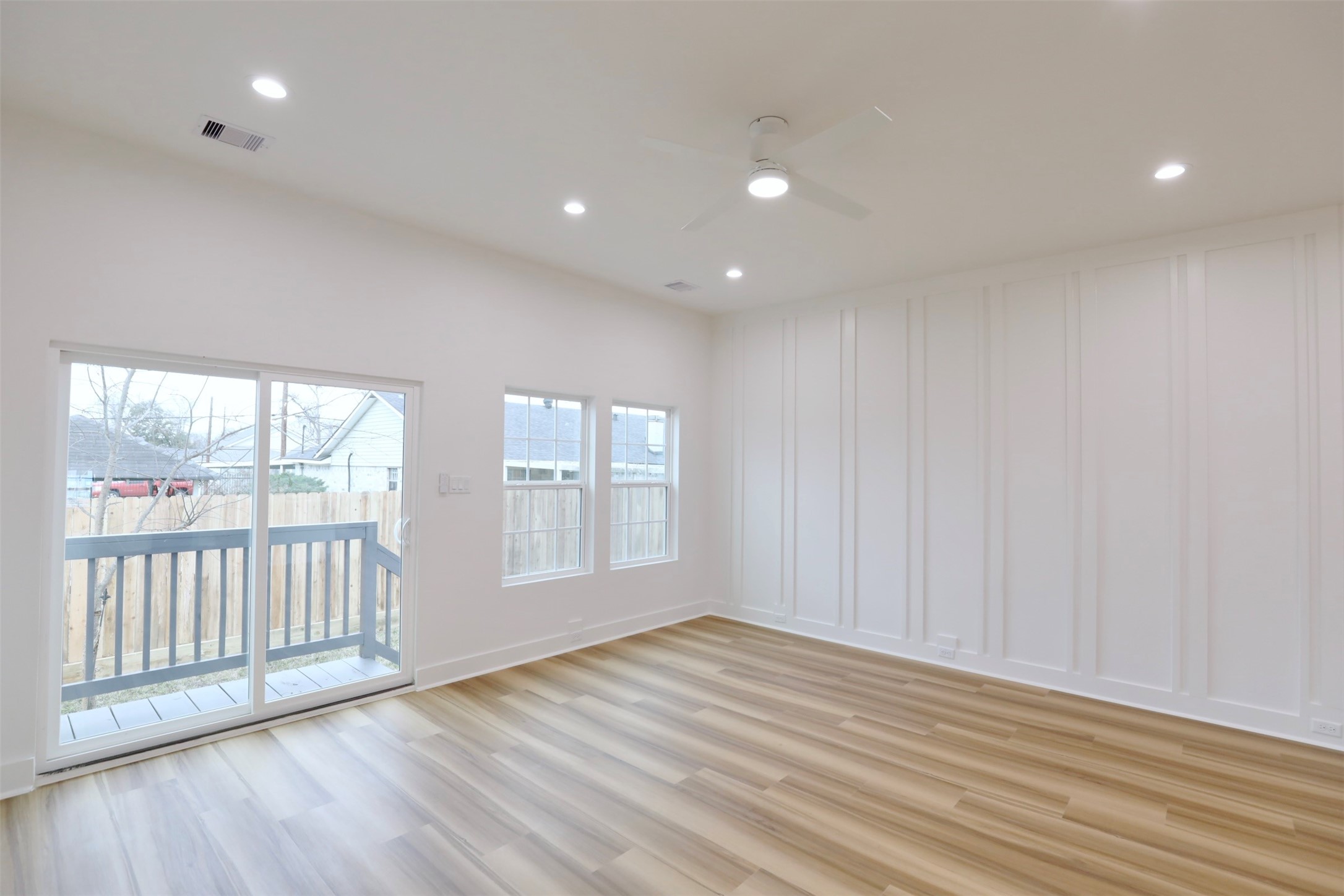 421 East 41st Street Houston, TX 77022 - Photo 16 of 32 an empty room with wooden floor and windows