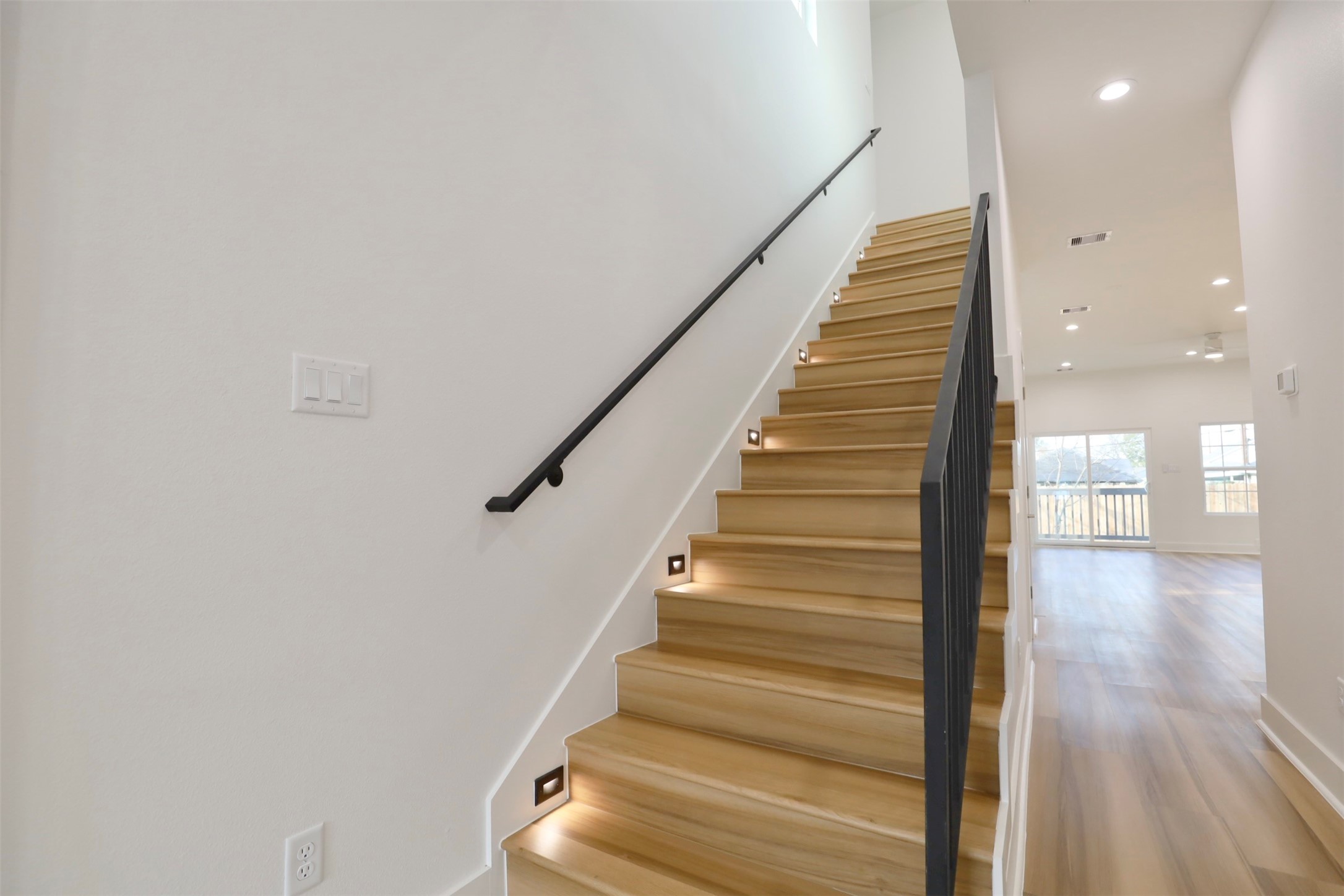 421 East 41st Street Houston, TX 77022 - Photo 19 of 32 a view of entryway and hall with wooden floor