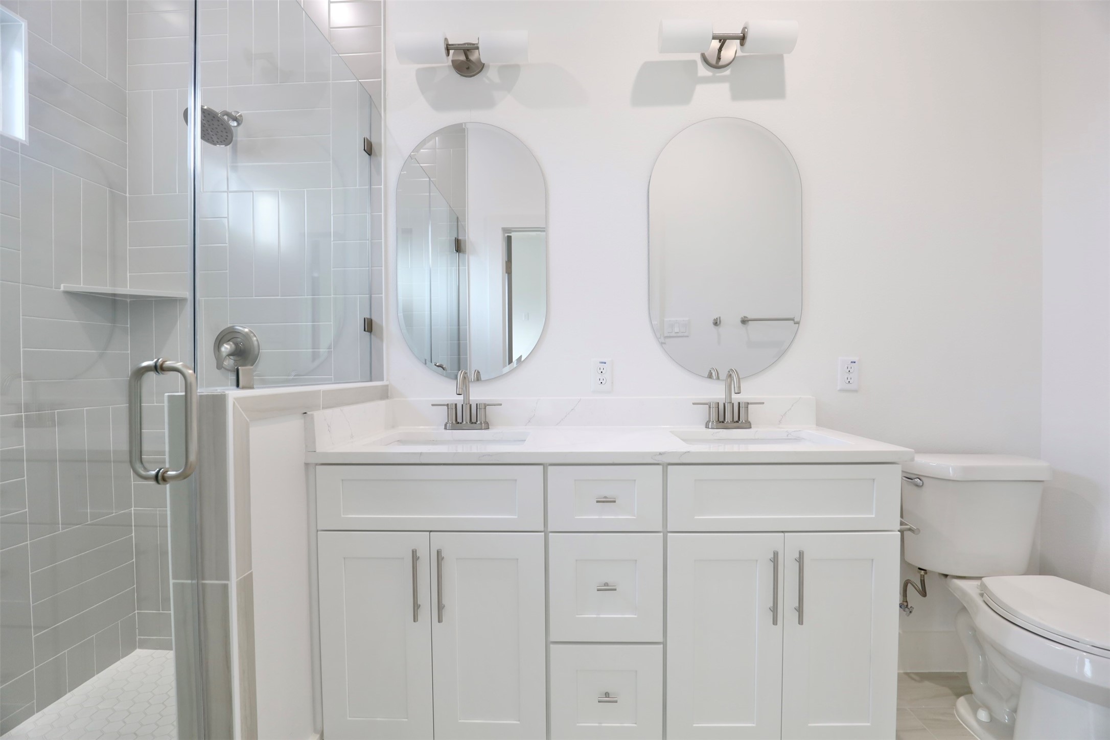 421 East 41st Street Houston, TX 77022 - Photo 20 of 32 a bathroom with a double vanity sink toilet and a mirror