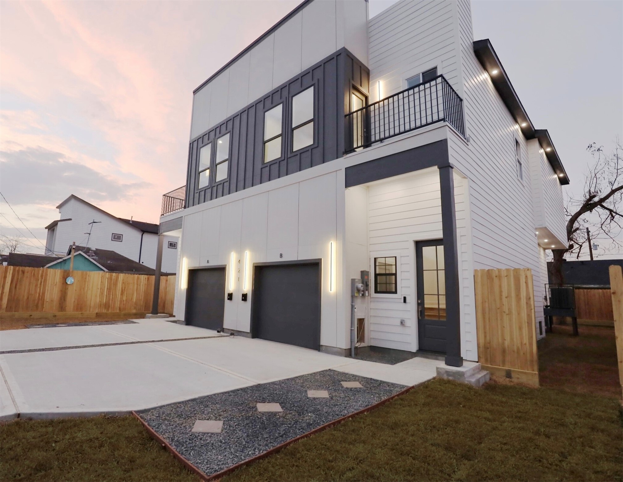 421 East 41st Street Houston, TX 77022 - Photo 3 of 32 a view of a house with a big yard
