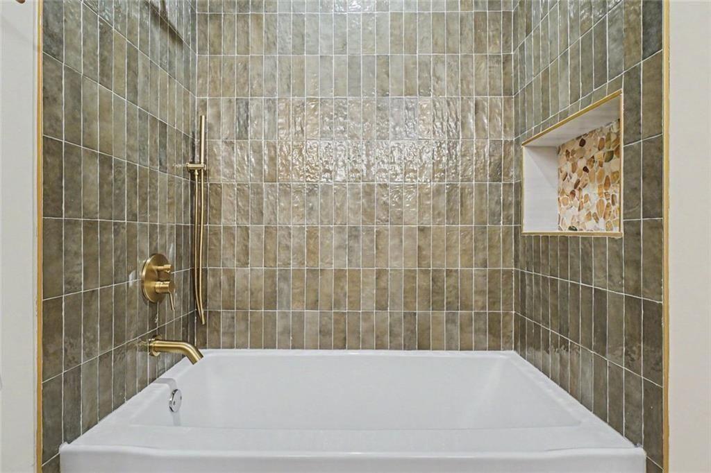 2700 Hawaii Court Decatur, GA 30033 - Photo 23 of 31 a bathroom with a bathtub