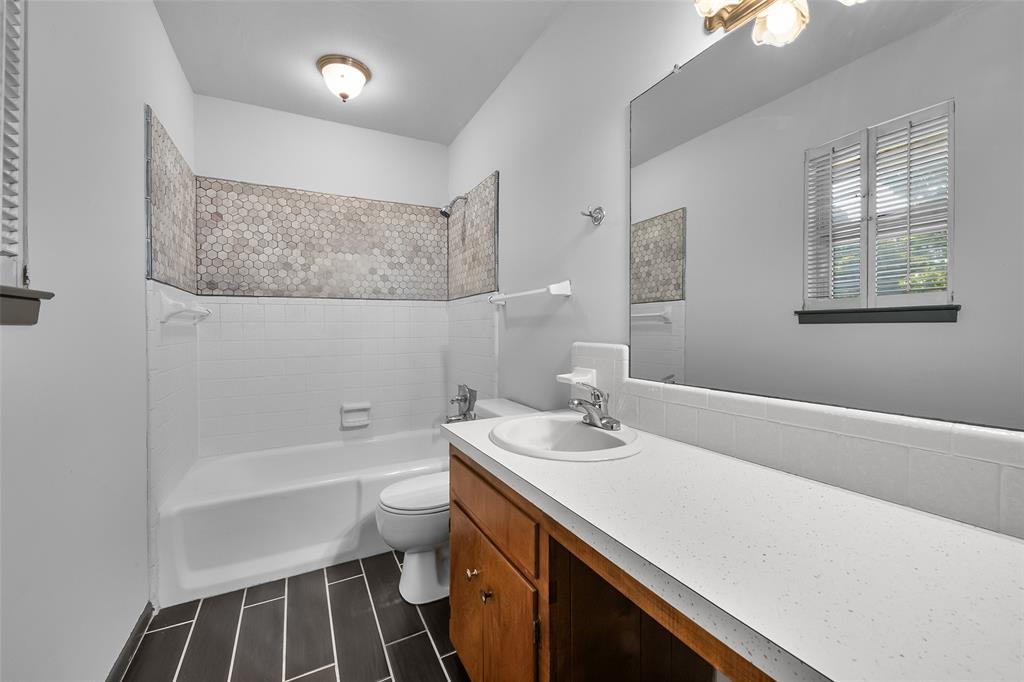 3092 North Trinity Street Decatur, TX 76234 - Photo 18 of 29 a bathroom with a sink a toilet and bathtub