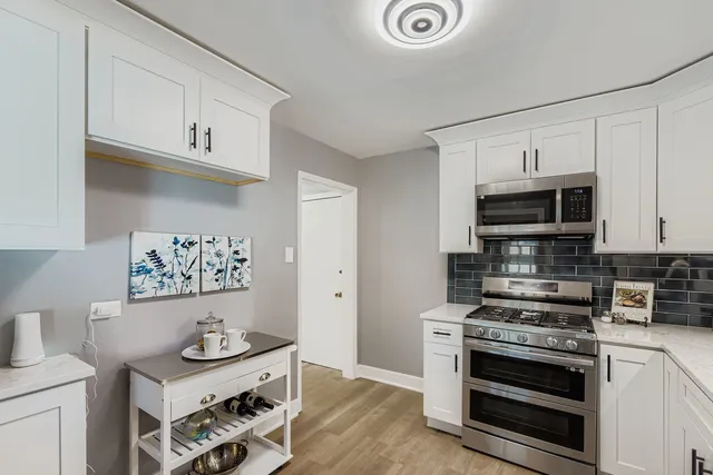 $379,900 | 8841 South Utica Avenue, Evergreen Park, IL 60805