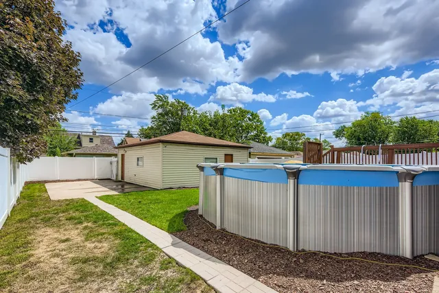 $379,900 | 8841 South Utica Avenue, Evergreen Park, IL 60805