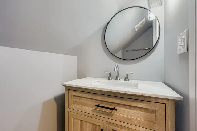 $379,900 | 8841 South Utica Avenue, Evergreen Park, IL 60805