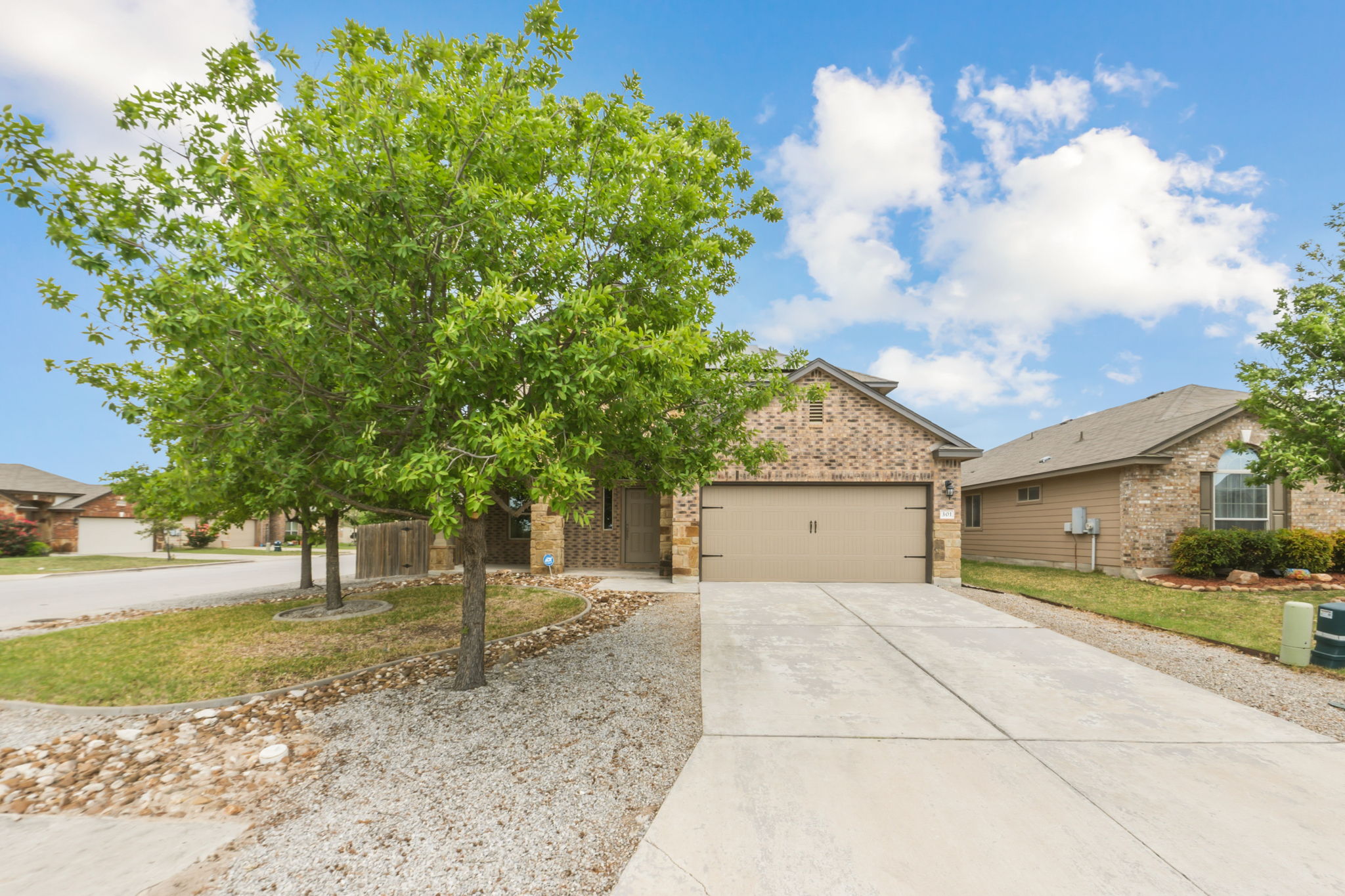 301 Serpentine Lane Jarrell, TX 76537 - Photo 2 of 39