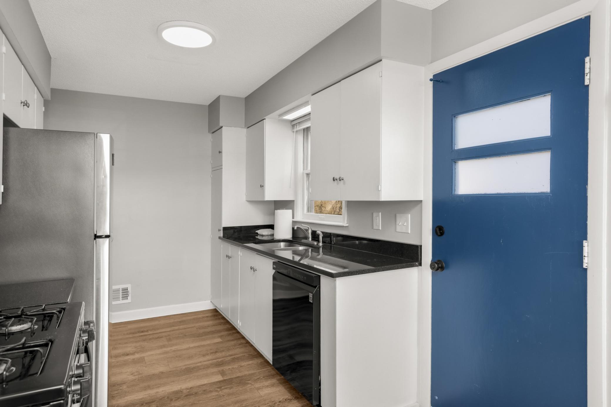 647 Mill Street Excelsior, MN 55331 - Photo 11 of 39