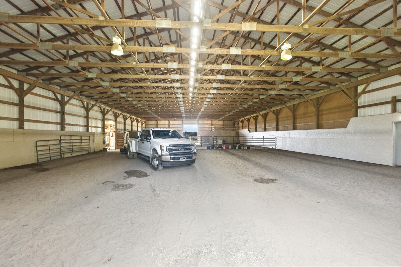 355 A Jernigan Road Portland, TN 37148 - Photo 33 of 47 a view of parking garage with cars