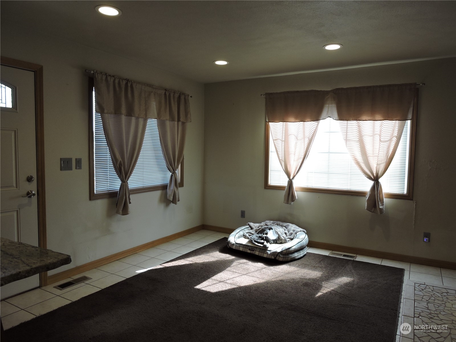 1402 Adams Road North Quincy, WA 98848 - Photo 13 of 39 a view of a livingroom with furniture and window