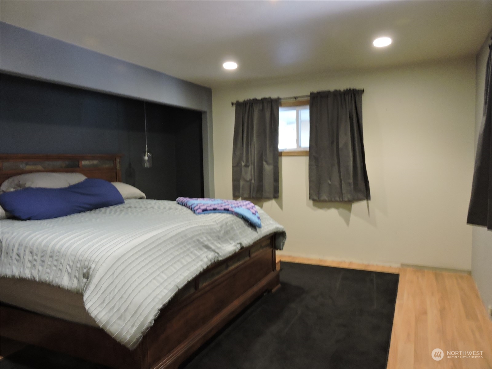 1402 Adams Road North Quincy, WA 98848 - Photo 15 of 39 a bedroom with a bed and a night stand