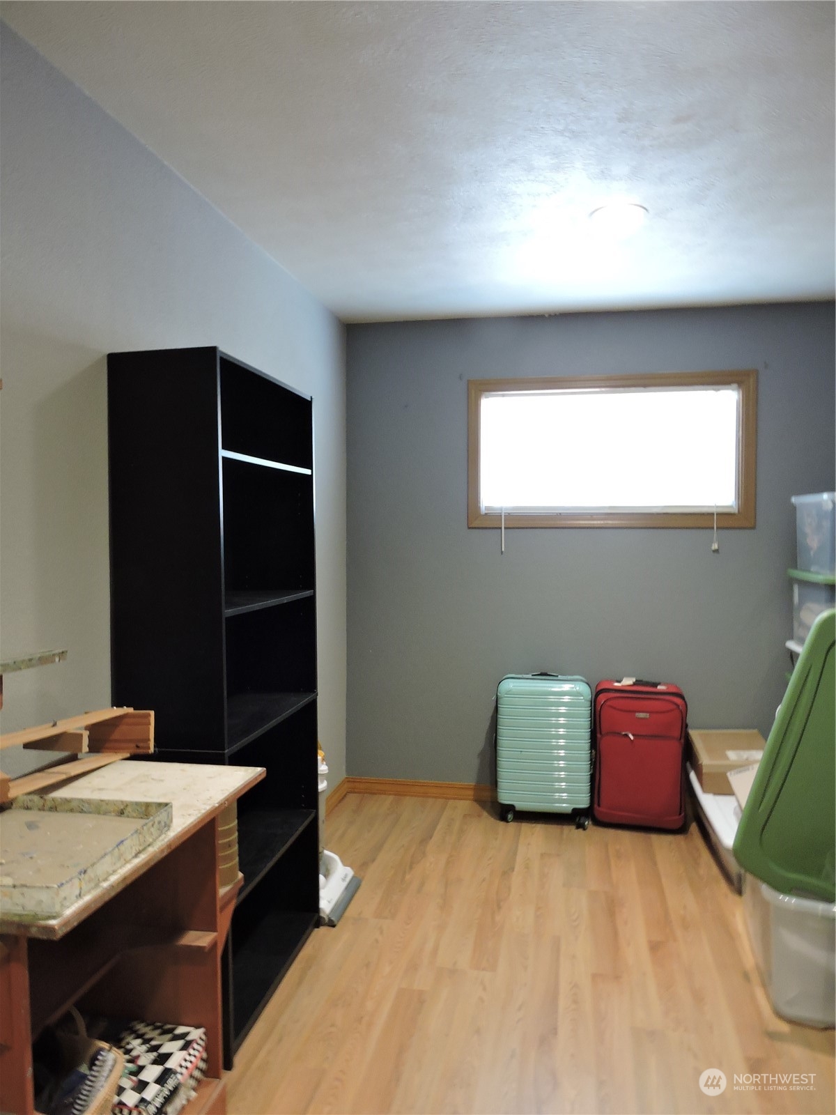 1402 Adams Road North Quincy, WA 98848 - Photo 26 of 39 a bedroom with a bed and a window