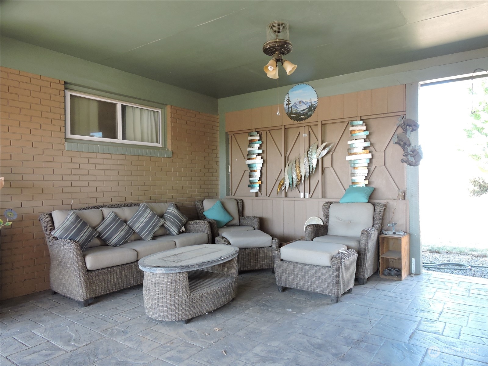 1402 Adams Road North Quincy, WA 98848 - Photo 29 of 39 a living room with furniture and a clock