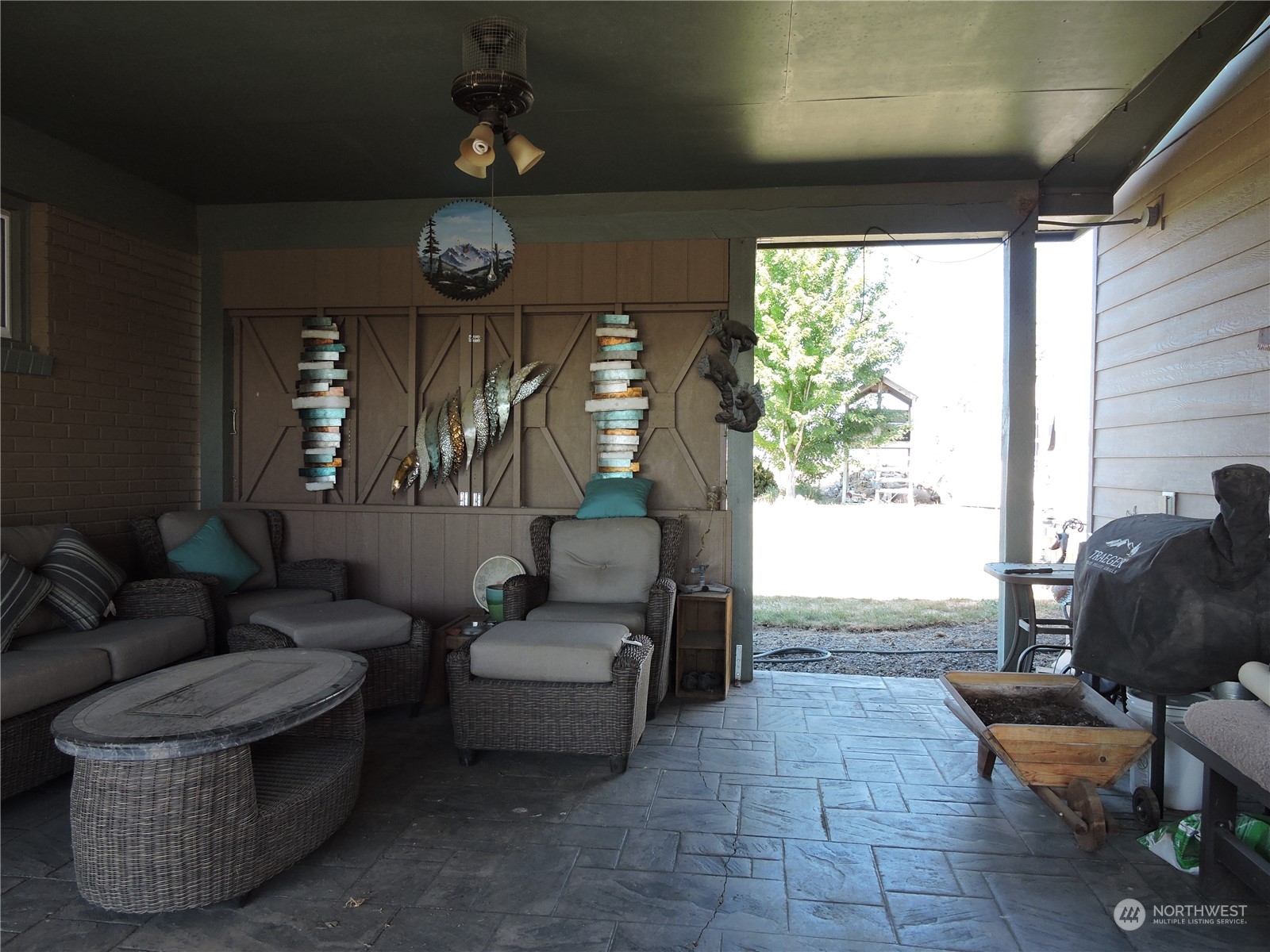 1402 Adams Road North Quincy, WA 98848 - Photo 30 of 39 a living room with furniture and a large window