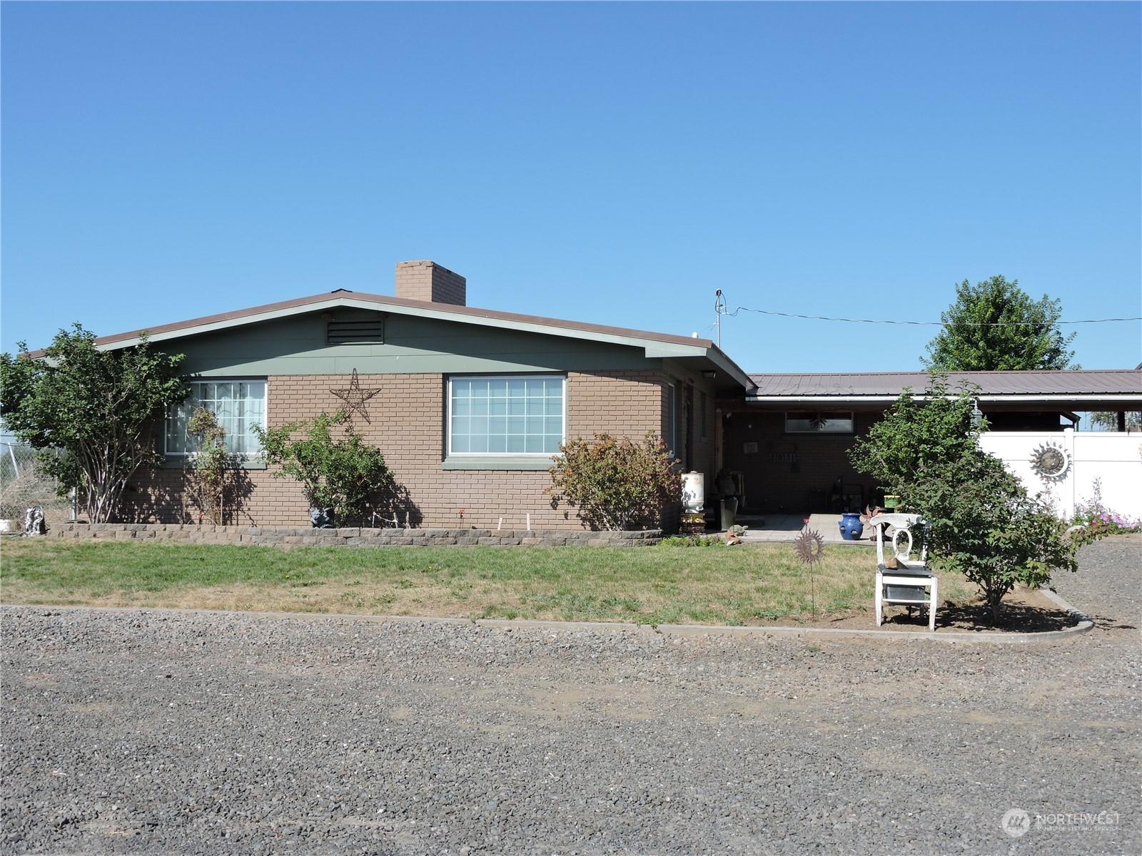 1402 Adams Road North Quincy, WA 98848 - Photo 3 of 39 a front view of a house with garden