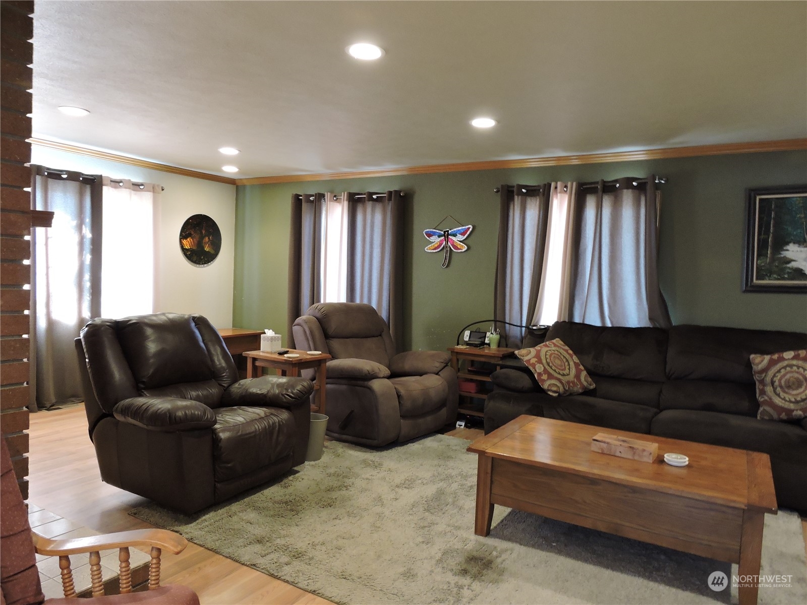 1402 Adams Road North Quincy, WA 98848 - Photo 4 of 39 a living room with furniture and a window