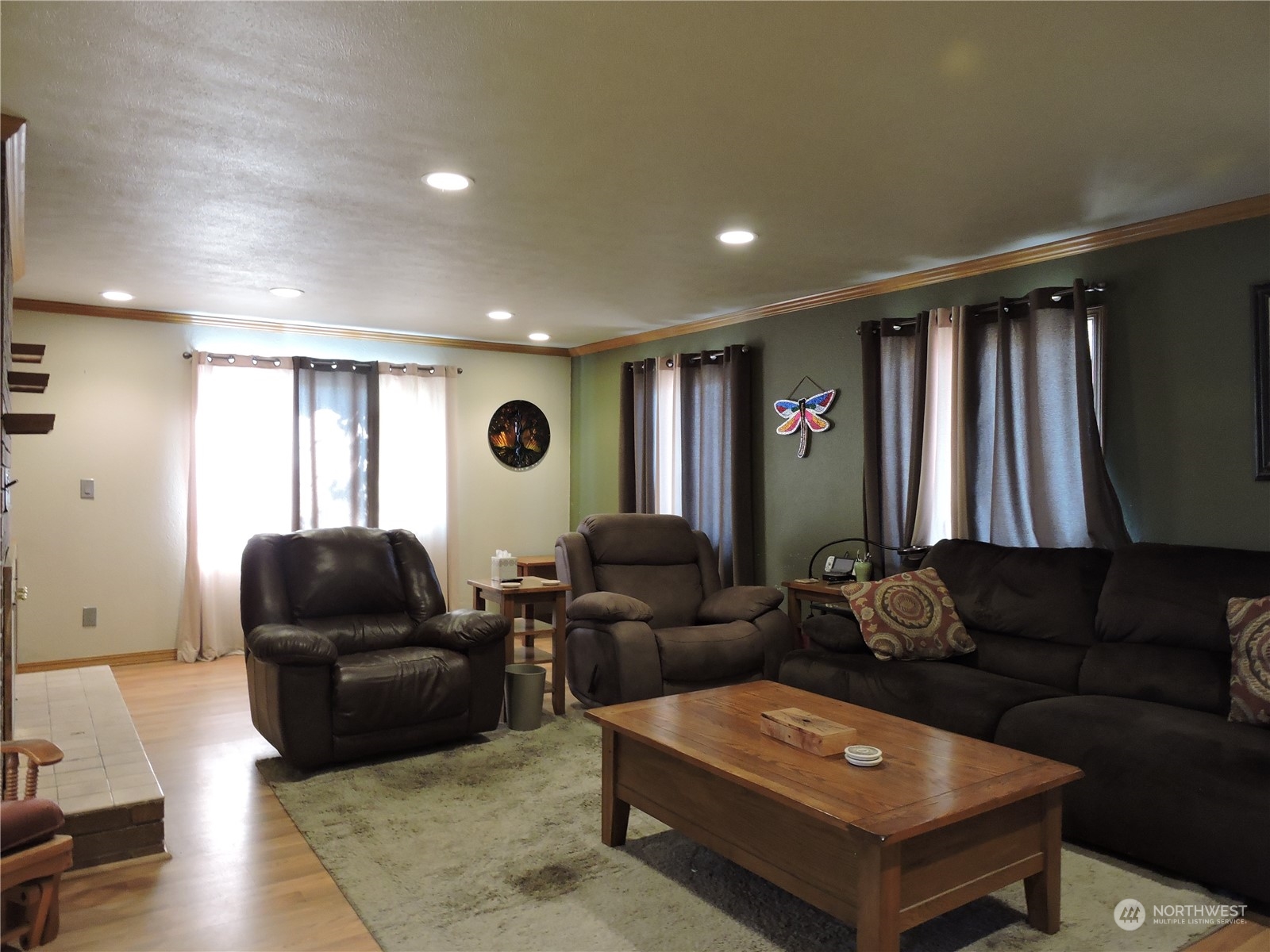 1402 Adams Road North Quincy, WA 98848 - Photo 5 of 39 a living room with furniture and a window