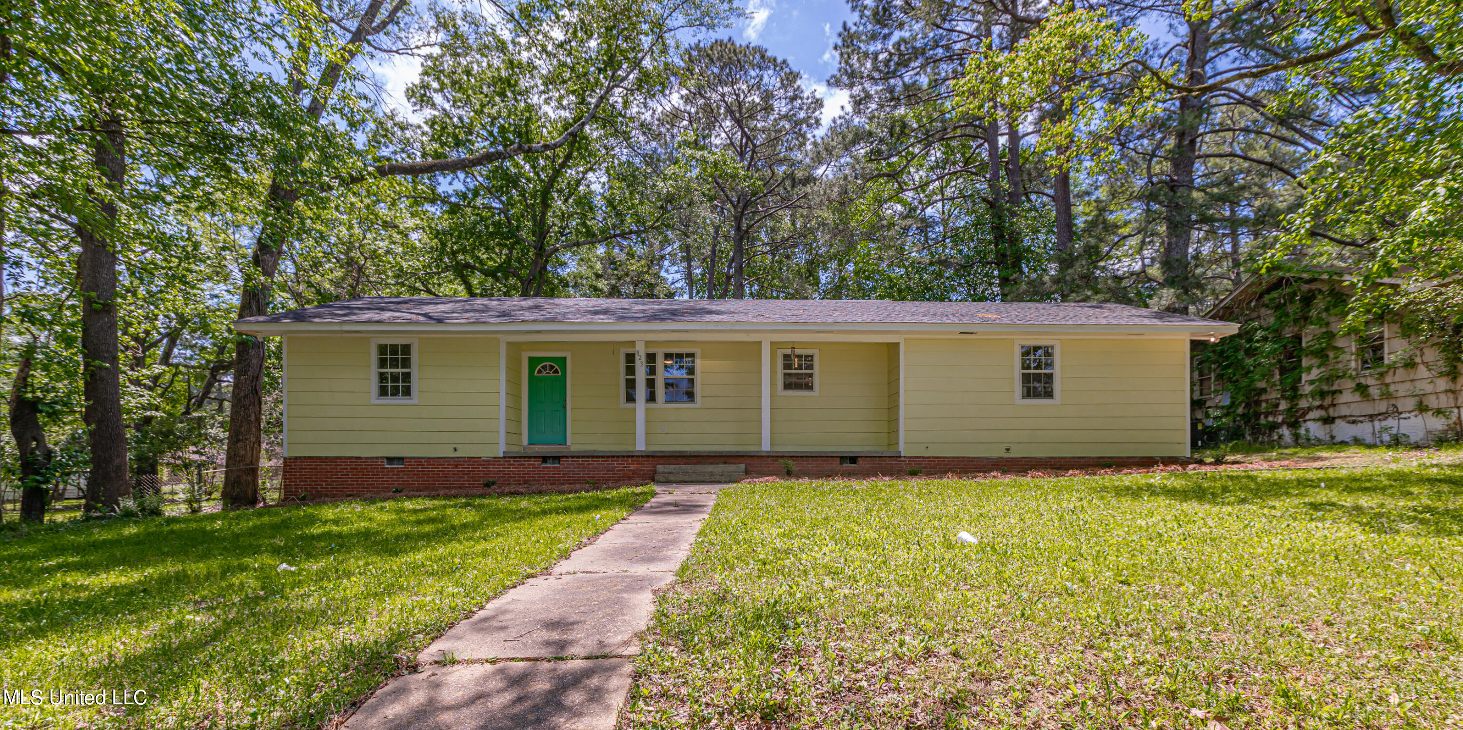 823 Raymond Road Jackson, MS 39204 - Photo 1 of 26 926A5274