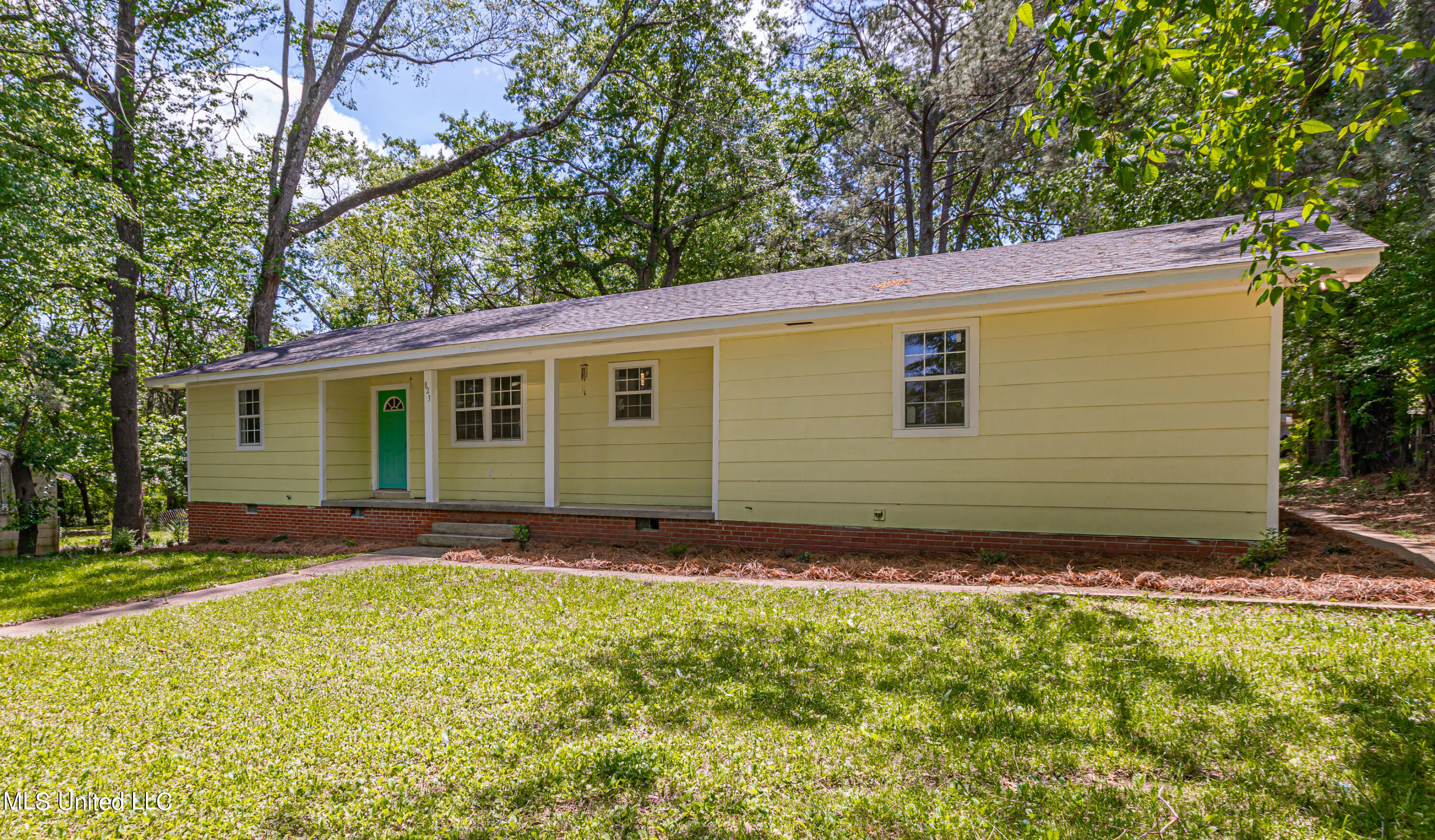 823 Raymond Road Jackson, MS 39204 - Photo 2 of 26 926A5275