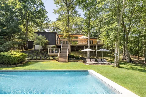 $2,095,000 | 4 Hollow Tree Lane, East Hampton, NY 11937
