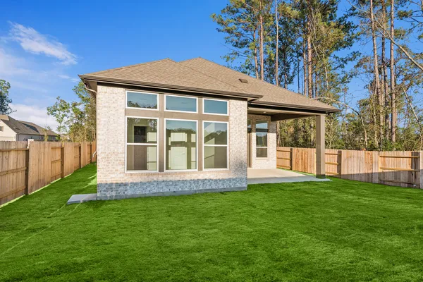 a view of front of a house with a yard