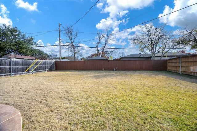 a view of a backyard