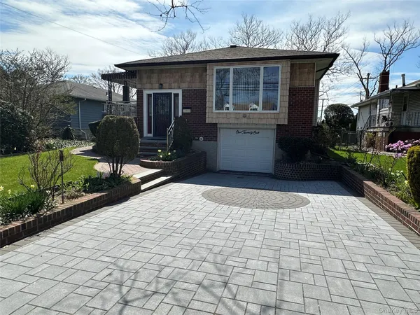 $1,098,000 | 121 Marcus Avenue, New Hyde Park, NY 11040