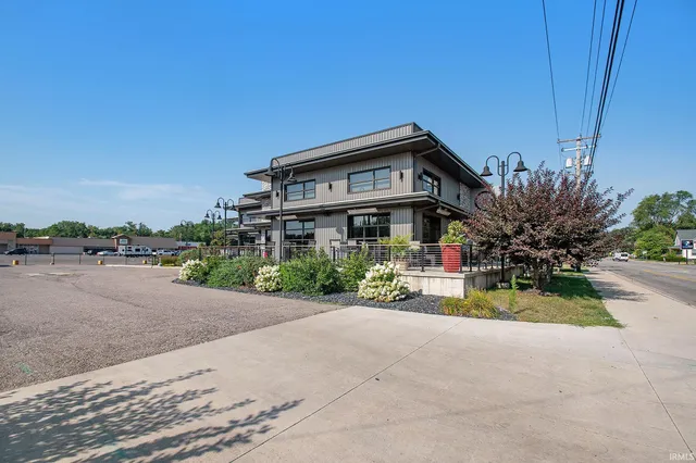 $800,000 | 702 West Lincoln Avenue, Goshen, IN 46526