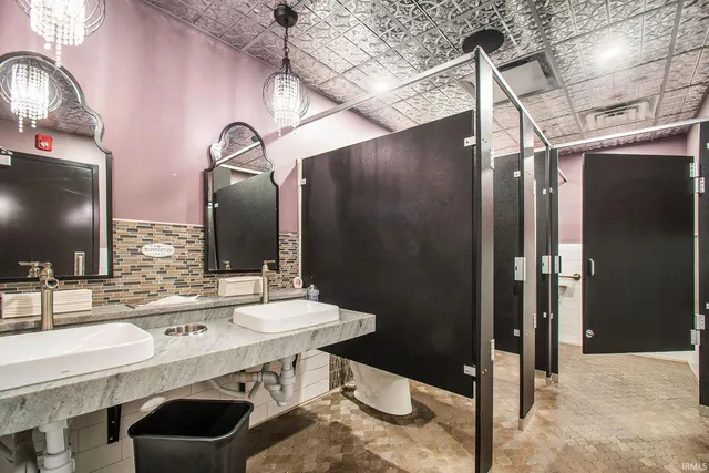 $800,000 | 702 West Lincoln Avenue, Goshen, IN 46526