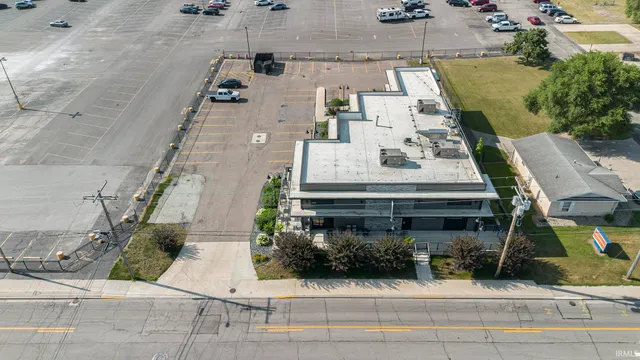 $800,000 | 702 West Lincoln Avenue, Goshen, IN 46526