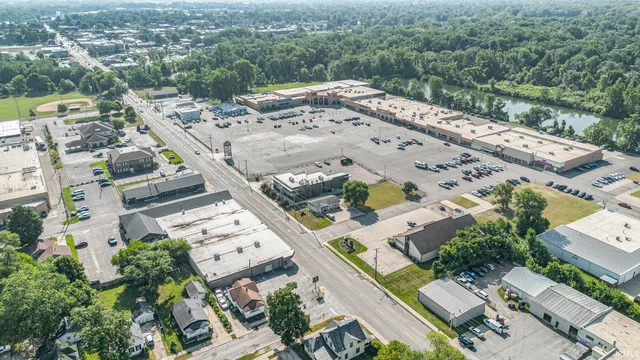 $800,000 | 702 West Lincoln Avenue, Goshen, IN 46526