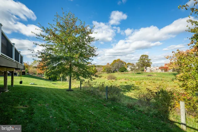a view of an house with backyard