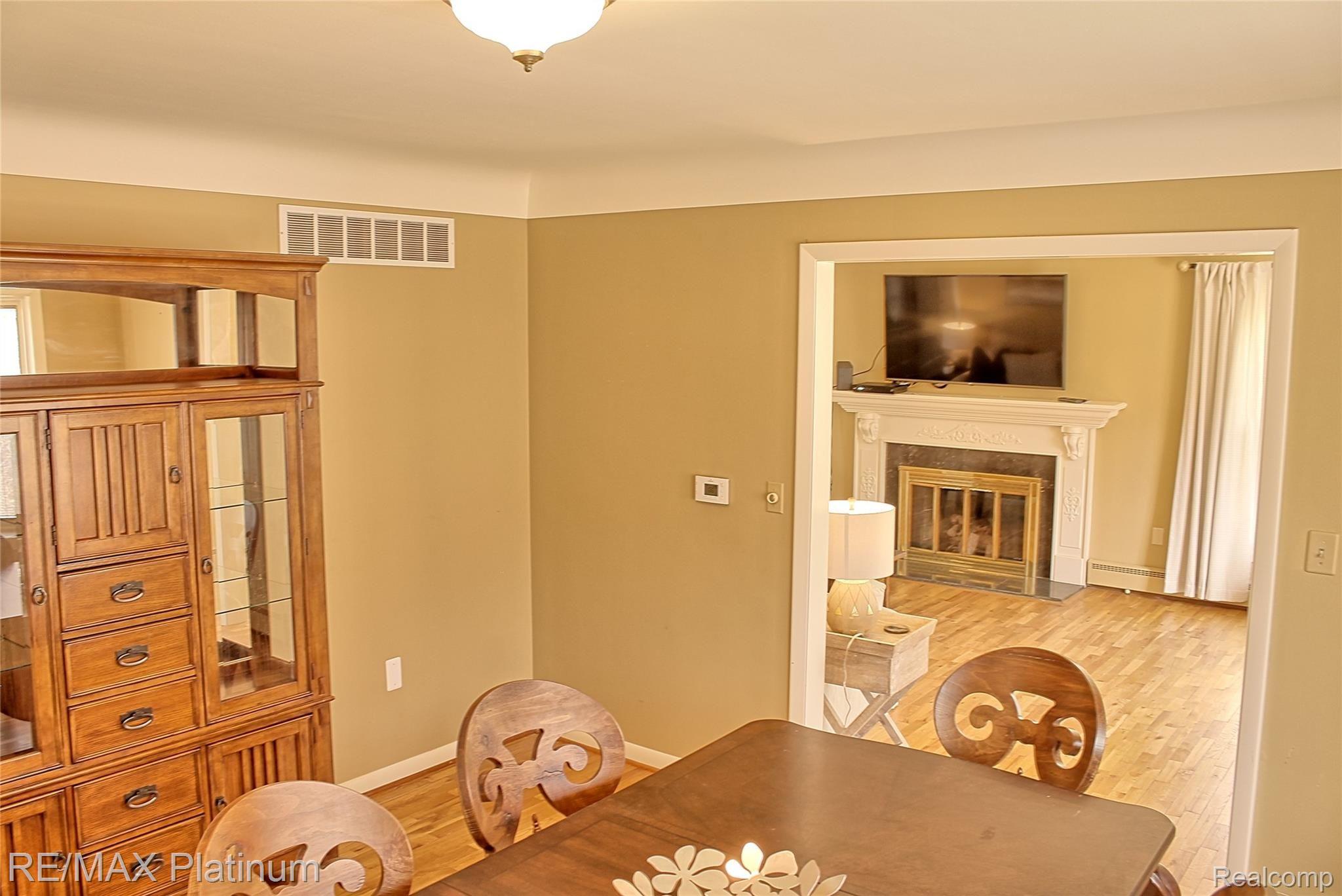 625 Spring Valley Road Ann Arbor, MI 48105 - Photo 11 of 75 DiningtoLvng.jpg
