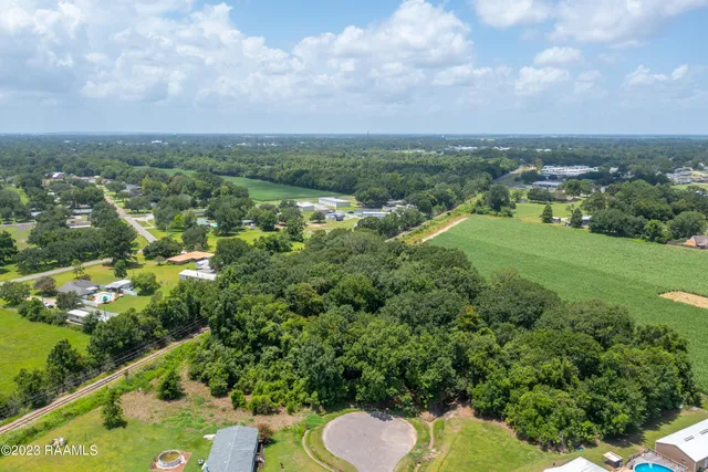 $36,000 | 909 Oakcrest Drive, New Iberia, LA 70563