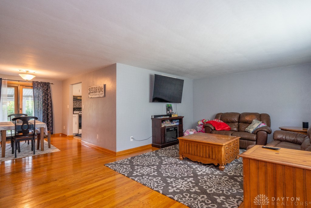 4295 Middle Urbana Road Springfield, OH 45503 - Photo 2 of 35