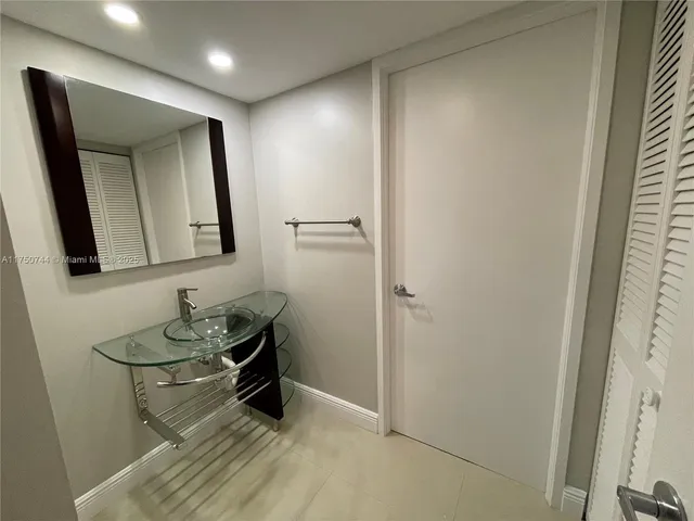 $399,000 | 210 174th Street, Unit 305, Sunny Isles Beach, FL 33160