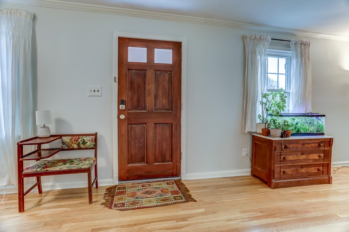 767 Berry Road Memphis, TN 38117 - Photo 3 of 16 a living room with furniture and a potted plant