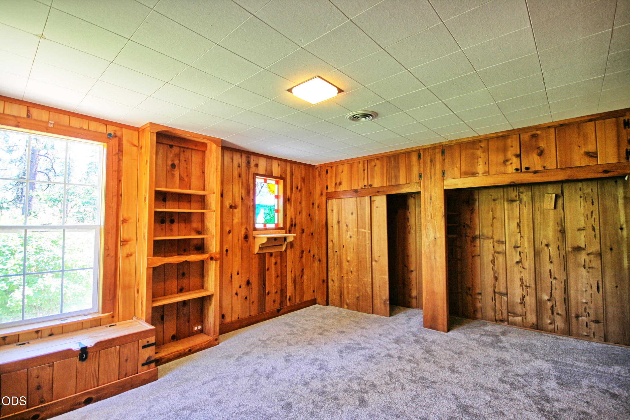 2525 Kinney Creek Road Jacksonville, OR 97530 - Photo 16 of 38 an empty room with closet