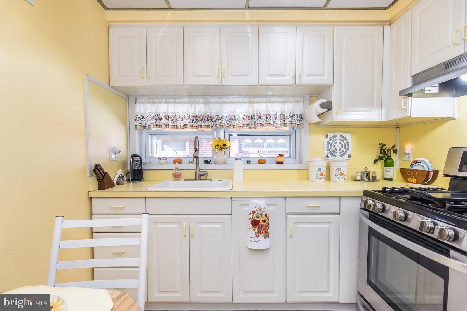 8931 Blue Grass Road Philadelphia, PA 19152 - Photo 25 of 85 eat-in kitchen
