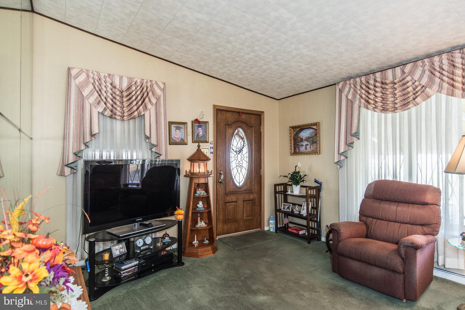 8931 Blue Grass Road Philadelphia, PA 19152 - Photo 10 of 85 Living Room