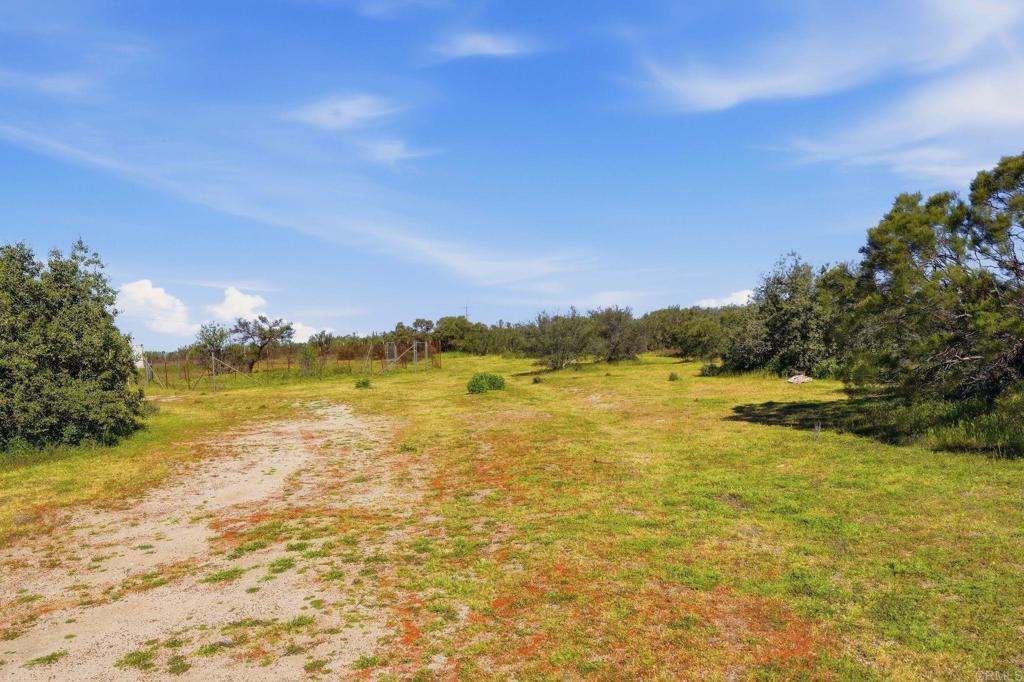 909 Tierra De Luna Road Boulevard, CA 91905 - Photo 44 of 74 a view of an ocean from a yard