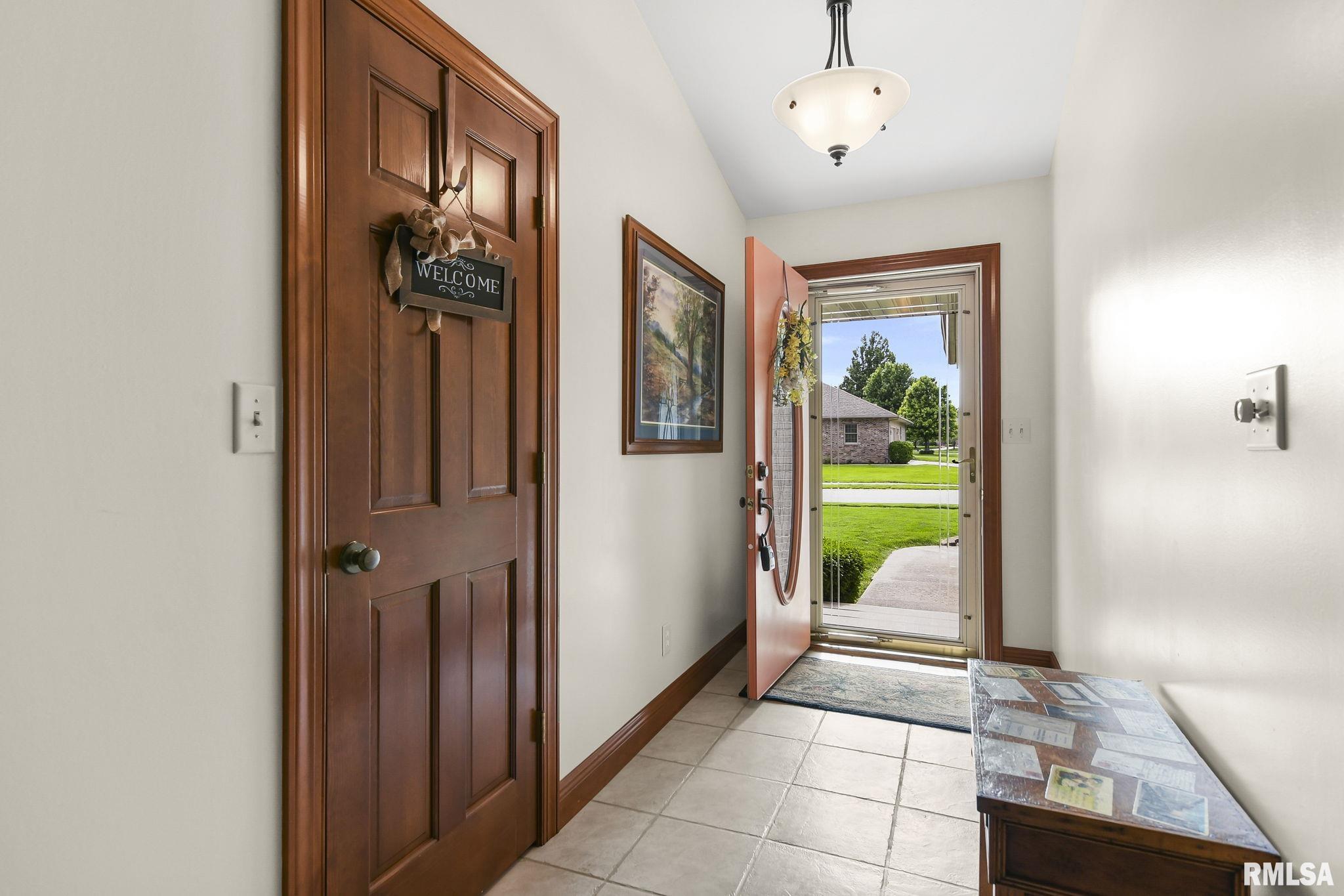 762 Cherokee Drive Springfield, IL 62711 - Photo 2 of 33