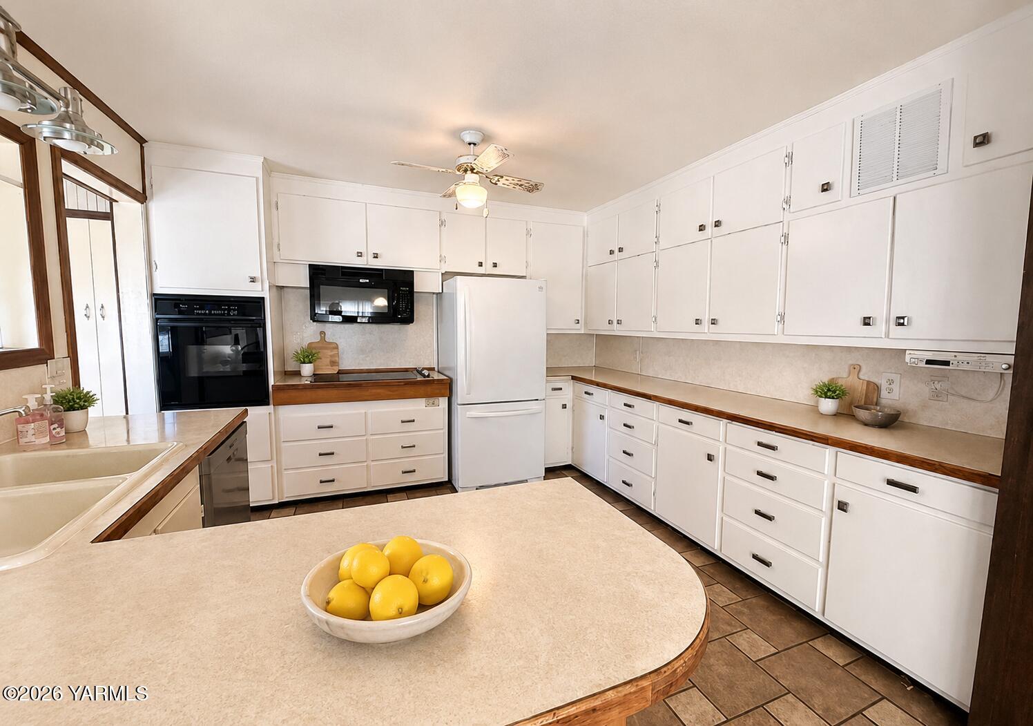 481 Woodall Road Grandview, WA 98930 - Photo 10 of 27 E1A311DE-D3C9-44BF-86B9-99901907C8BE