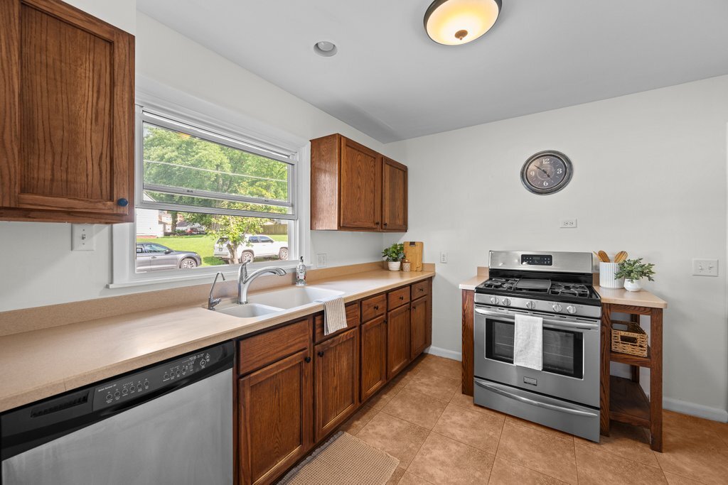 501 38th Street Moline, IL 61265 - Photo 6 of 32