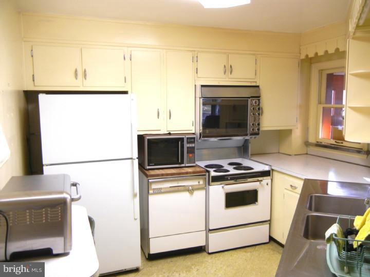 415 East Ridley Avenue Ridley Park, PA 19078 - Photo 6 of 21 Kitchen