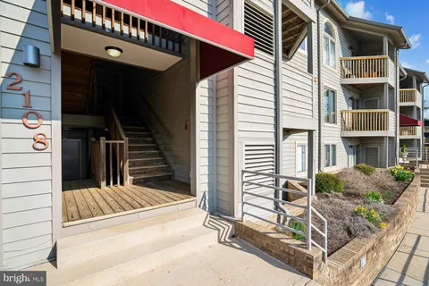 $675,000 | 2108 Chesapeake Harbour Drive East, Unit 201, Annapolis, MD 21403