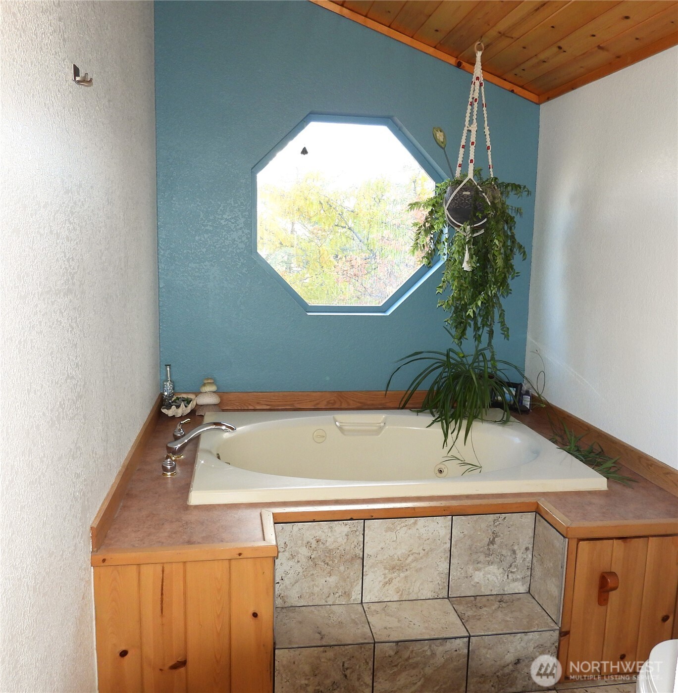 464 State Rte 20 Tonasket, WA 98855 - Photo 9 of 40 a bathroom with a tub and a sink