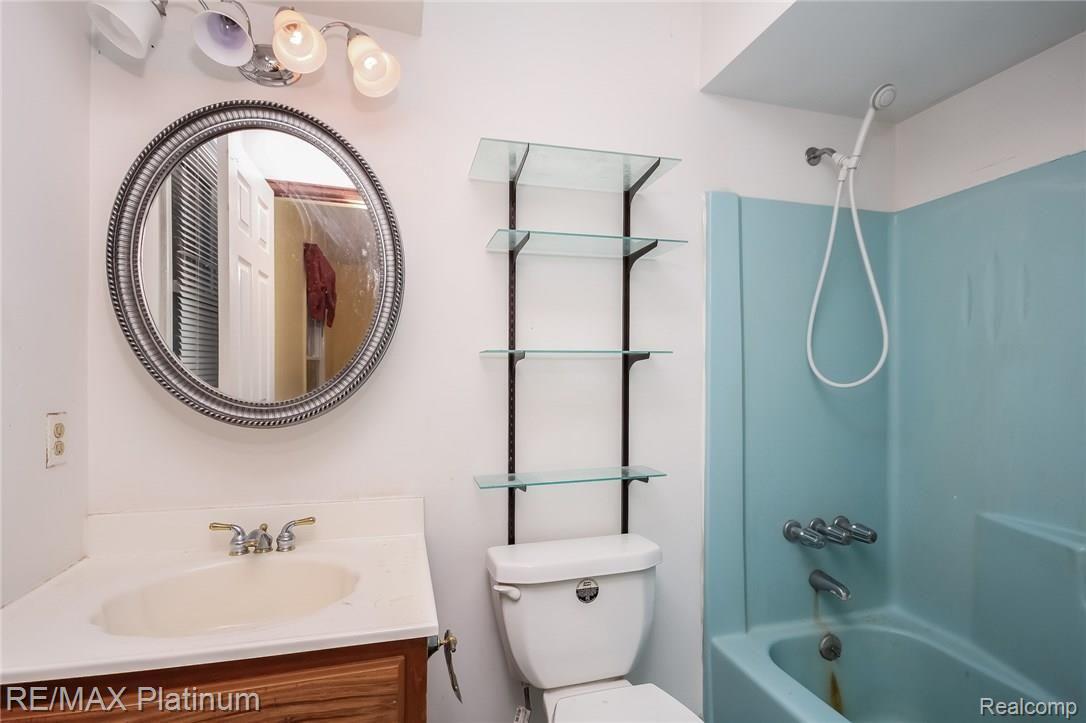 170 Tiplady Road Pinckney, MI 48169 - Photo 13 of 29 019-Master_Bathroom-3747715-medium.jpg