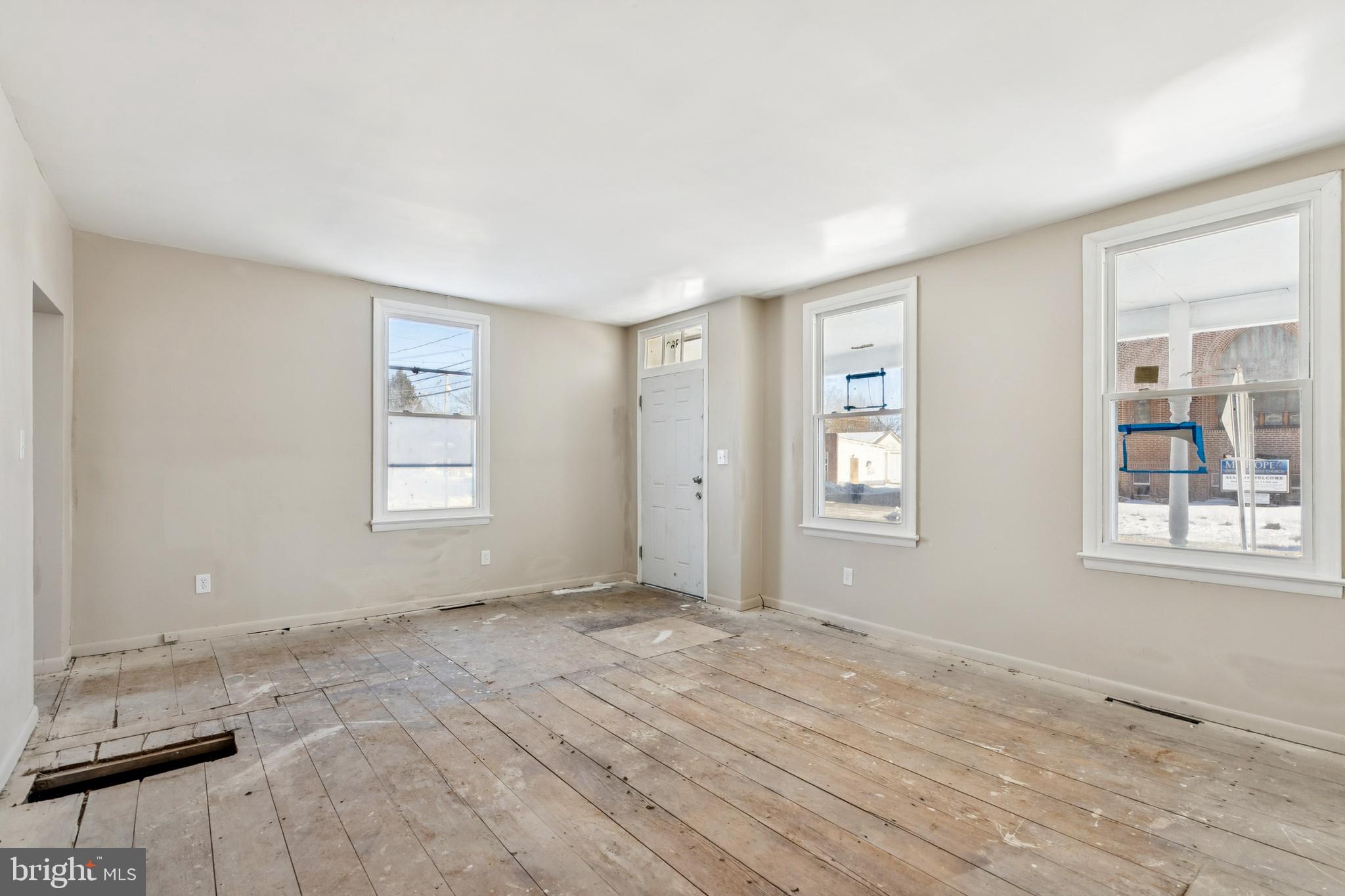 369 East Broadway Salem, NJ 08079 - Photo 2 of 28 Living room