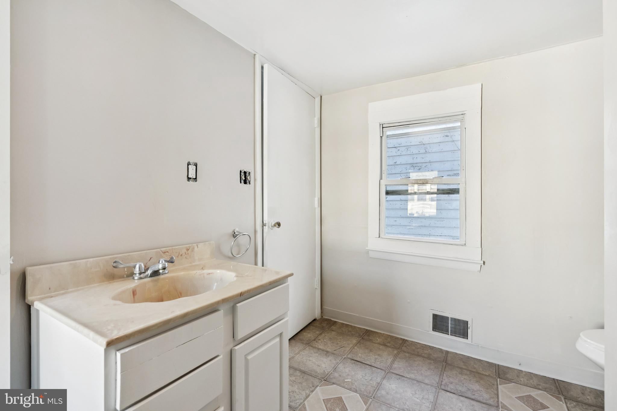 369 East Broadway Salem, NJ 08079 - Photo 27 of 28 Fullbathroom